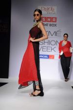Model walk the ramp for talent box patola show at LFW 2012 Day 4 in Grand Hyatt on 6th Aug 2012 (29681158).JPG