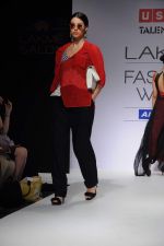Model walk the ramp for talent box patola show at LFW 2012 Day 4 in Grand Hyatt on 6th Aug 2012 (29681159).JPG