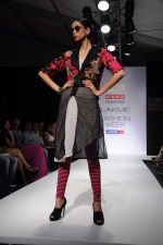 Model walk the ramp for talent box patola show at LFW 2012 Day 4 in Grand Hyatt on 6th Aug 2012 (29681165).JPG