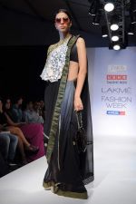 Model walk the ramp for talent box patola show at LFW 2012 Day 4 in Grand Hyatt on 6th Aug 2012 (29681170).JPG