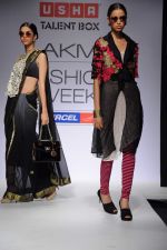 Model walk the ramp for talent box patola show at LFW 2012 Day 4 in Grand Hyatt on 6th Aug 2012 (29681176).JPG