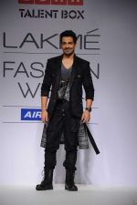 Model walk the ramp for talent box patola show at LFW 2012 Day 4 in Grand Hyatt on 6th Aug 2012 (29681190).JPG