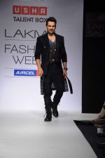 Model walk the ramp for talent box patola show at LFW 2012 Day 4 in Grand Hyatt on 6th Aug 2012 (29681191).JPG