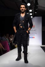Model walk the ramp for talent box patola show at LFW 2012 Day 4 in Grand Hyatt on 6th Aug 2012 (29681192).JPG