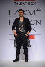 Model walk the ramp for talent box patola show at LFW 2012 Day 4 in Grand Hyatt on 6th Aug 2012 (29681194).JPG