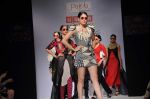 Model walk the ramp for talent box patola show at LFW 2012 Day 4 in Grand Hyatt on 6th Aug 2012 (29681195).JPG