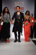 Model walk the ramp for talent box patola show at LFW 2012 Day 4 in Grand Hyatt on 6th Aug 2012 (29681198).JPG
