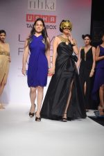 Model walk the ramp for talent box ritika karishma shahani show at Lakme Fashion Week Day 4 on 6th Aug 2012 (134).JPG