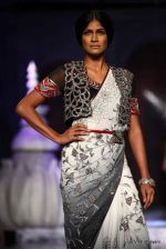 Model walk the ramp fo JJ Valaya Show at PCJ Delhi Couture Week day 1 on 8th Aug 2012  (20).JPG