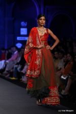 Model walk the ramp fo Varun Bahl Show at PCJ Delhi Couture Week day 1 on 8th Aug 2012 (233).JPG