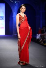 Model walk the ramp fo Varun Bahl Show at PCJ Delhi Couture Week day 1 on 8th Aug 2012 (243).JPG