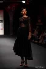 Model walk the ramp fo Varun Bahl Show at PCJ Delhi Couture Week day 1 on 8th Aug 2012 (261).JPG