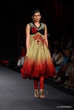 Model walk the ramp fo Varun Bahl Show at PCJ Delhi Couture Week day 1 on 8th Aug 2012 (273).JPG