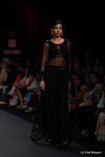 Model walk the ramp fo Varun Bahl Show at PCJ Delhi Couture Week day 1 on 8th Aug 2012 (280).JPG