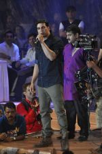 Akshay Kumar at Dahi Handi events in Mumbai on 10th Aug 2012 (116).JPG