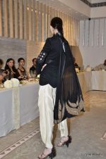 Model walk the ramp for Anamika Khanna show at PCJ Delhi Couture Week on 9th Aug 2012 (178).JPG