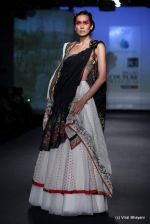 Model walk the ramp for Anju Modi show at PCJ Delhi Couture Week Day 3 on 10th Aug 2012 (52).JPG