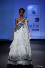 Model walk the ramp for Anju Modi show at PCJ Delhi Couture Week Day 3 on 10th Aug 2012 (53).JPG