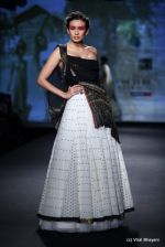 Model walk the ramp for Anju Modi show at PCJ Delhi Couture Week Day 3 on 10th Aug 2012 (55).JPG
