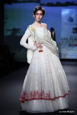 Model walk the ramp for Anju Modi show at PCJ Delhi Couture Week Day 3 on 10th Aug 2012 (56).JPG