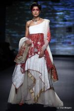 Model walk the ramp for Anju Modi show at PCJ Delhi Couture Week Day 3 on 10th Aug 2012 (57).JPG