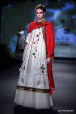 Model walk the ramp for Anju Modi show at PCJ Delhi Couture Week Day 3 on 10th Aug 2012 (58).JPG