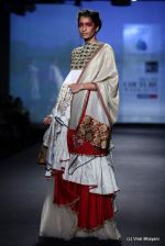 Model walk the ramp for Anju Modi show at PCJ Delhi Couture Week Day 3 on 10th Aug 2012 (59).JPG