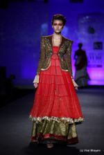 Model walk the ramp for Anju Modi show at PCJ Delhi Couture Week Day 3 on 10th Aug 2012 (62).JPG