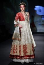 Model walk the ramp for Anju Modi show at PCJ Delhi Couture Week Day 3 on 10th Aug 2012 (67).JPG