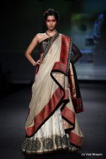 Model walk the ramp for Anju Modi show at PCJ Delhi Couture Week Day 3 on 10th Aug 2012 (68).JPG