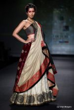 Model walk the ramp for Anju Modi show at PCJ Delhi Couture Week Day 3 on 10th Aug 2012 (69).JPG