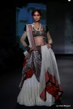 Model walk the ramp for Anju Modi show at PCJ Delhi Couture Week Day 3 on 10th Aug 2012 (75).JPG
