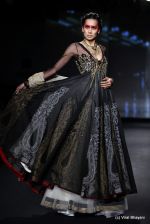 Model walk the ramp for Anju Modi show at PCJ Delhi Couture Week Day 3 on 10th Aug 2012 (84).JPG
