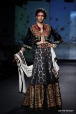 Model walk the ramp for Anju Modi show at PCJ Delhi Couture Week Day 3 on 10th Aug 2012 (95).JPG