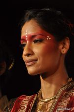 Model walk the ramp for Anju Modi show at PCJ Delhi Couture Week Day 3 on 10th Aug 2012 200 (100).JPG