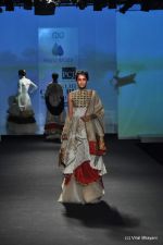 Model walk the ramp for Anju Modi show at PCJ Delhi Couture Week Day 3 on 10th Aug 2012 200 (32).JPG