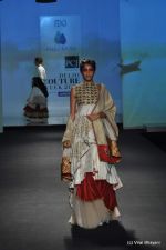 Model walk the ramp for Anju Modi show at PCJ Delhi Couture Week Day 3 on 10th Aug 2012 200 (33).JPG