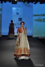 Model walk the ramp for Anju Modi show at PCJ Delhi Couture Week Day 3 on 10th Aug 2012 200 (49).JPG