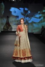 Model walk the ramp for Anju Modi show at PCJ Delhi Couture Week Day 3 on 10th Aug 2012 200 (51).JPG