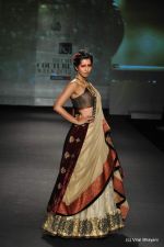 Model walk the ramp for Anju Modi show at PCJ Delhi Couture Week Day 3 on 10th Aug 2012 200 (55).JPG
