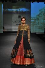 Model walk the ramp for Anju Modi show at PCJ Delhi Couture Week Day 3 on 10th Aug 2012 200 (88).JPG