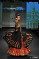 Model walk the ramp for Anju Modi show at PCJ Delhi Couture Week Day 3 on 10th Aug 2012 200 (89).JPG