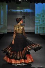 Model walk the ramp for Anju Modi show at PCJ Delhi Couture Week Day 3 on 10th Aug 2012 200 (90).JPG