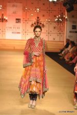 Model walk the ramp for Ashima Leena show at PCJ Delhi Couture Week on 9th Aug 2012 (102).JPG