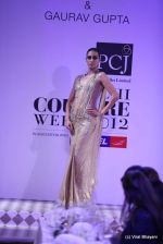 Model walk the ramp for Gaurav Gupta show at PCJ Delhi Couture Week on 9th Aug 2012 (120).JPG