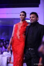 Model walk the ramp for Gaurav Gupta show at PCJ Delhi Couture Week on 9th Aug 2012 (184).JPG