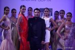 Model walk the ramp for Gaurav Gupta show at PCJ Delhi Couture Week on 9th Aug 2012 (187).JPG