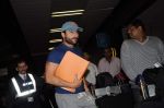 Saif Ali Khan snapped at the airport in Mumbai on 12th Aug 2012 (2).JPG