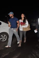 Saif Ali Khan,Kareena Kapoor snapped at the airport in Mumbai on 12th Aug 2012 (17).JPG