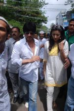 Shahrukh Khan at Ashok Mehta_s funeral in Mumbai on 17th Aug 2012 (145).JPG